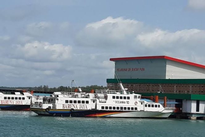 
					Kapal Ferry di pelabuhan Sri Bintan Tanjunpinang Pura berlayar ke Batam.