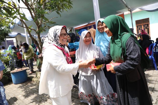 
					Wakil Gubernur Provinsi Kepri, Hj. Marlin Agustina membuka kegiatan Pembinaan Akhlak Mulia TP-PKK Tingkat Kecamatan Batu Aji dan Sekupang, Selasa (16/7/2024).