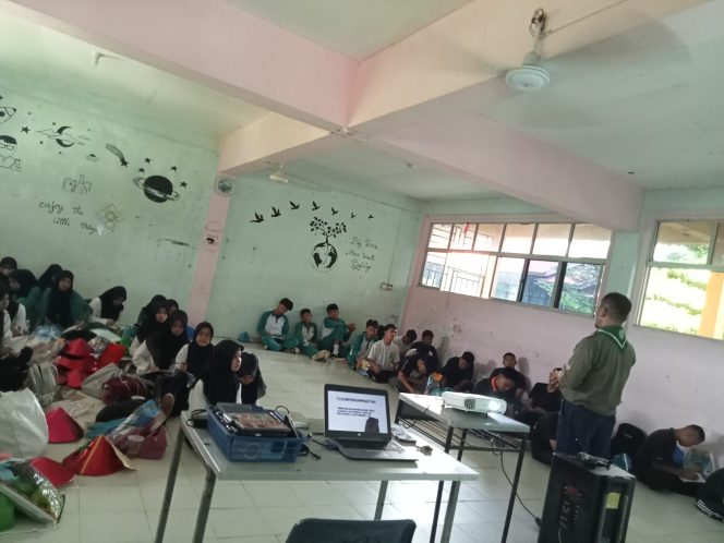 
					Forum Ta'aruf dan Orientasi Siswa (Fortasi) di SMA Muhammadiyah Batam berjalan dengan lancar dan tertib. Kegiatan ini diikuti oleh 29 siswa di salah satu ruangan kelas. Foto: Atika/HarianHaluanKepri