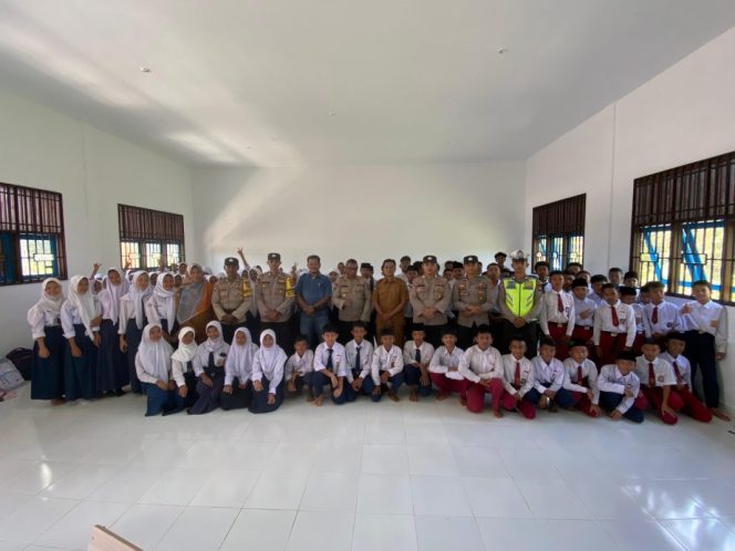 
					Jadi Narasumber, Kapolsek Daik Lingga Berikan Motivasi Siswa-siswi SMPN 2 Lingga Timur