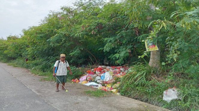 
					Tidak jauh dari kantor Lurah Sungai Lakam Barat, Kecamatan Karimun, sampah terlihat menumpuk. Tumpukan sampah itu sudah berulat dan mengeluarkan bau busuk.