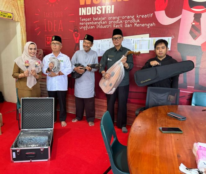 
					LAM Kota Tanjungpinang menerima bantuan hibah berupa seperangkat alat Music Gazal diterima Ketua LAM Tanjungpinang, DR HM Juramadi Esram SH MT MH.