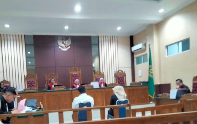 
					Sidang pemeriksaan dua terdakwa dugaan korupsi dana hibah APBD 2022 di KONI Kabupaten Karimun yakni, Rosita binti Sinuk sebagai Bendahara KONI dan Melli bin Darwis sebagai staf KONI di Pengadilan Tipikor pada PN Tanjungpinang, Rabu malam (17/07/2024)