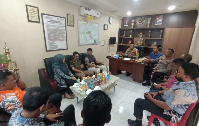 
					Kapolsek Bintan Timur (Bintim) AKP Firuddin menerima kunjungan silaturahmi sekaligus koordinasi Panwascam dan PPK Kecamatan Bintan Timur, Kecamatan Bintan Pesisir dan Kecamatan Mantang di ruang tugasnya, Kamis (18/7/2024).