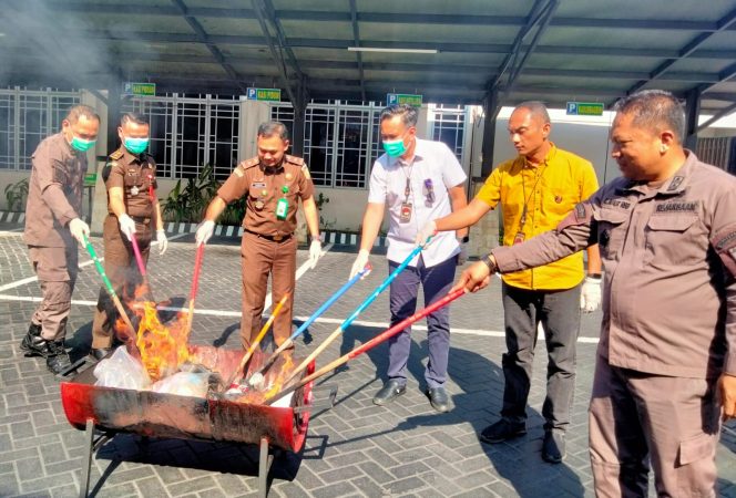 
					Kejari Tanjungpinang saat melakukan pemusnahan sejumlah barang bukti (BB) perkara pidana umum (Pidum) lainnya yang telah memiliki kekuatan hukum tetap yang sebagian dilakukan melalui dibakar, Kamis (18/7/2024).