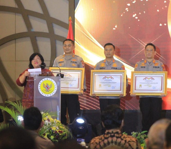 
					Polres Karimun dibawah pimpinan Kapolres Karimun AKBP Fadli Agus, S.I.K., M.H. meraih penghargaan Kompolnas Award Tahun 2024 serta masuk nominasi 5 besar terbaik kategori kelompok B di lingkup Polres, Polresta dan Polrestabes di seluruh Indonesia, Kamis (18/7/2024).