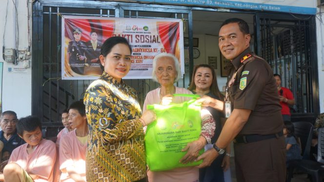 
					Kejaksaan Negeri Batam melakukan berbagai kegiatan sosial, dalam rangka memeriahkan Hari Bhakti Adhyaksa yang ke 64 tahun serta Hari Ulang Tahun Ikatan Adhyaksa Dharmakarini yang ke XXIV Tahun 2024, Kamis (18/7/2024).