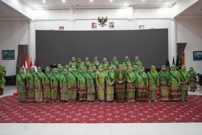 
					Ketua Pimpinan Wilayah (PW) Muslimat Nahdlatul Ulama (NU) Kepulauan Riau, Marlin Agustina melantik Pimpinan Cabang (PC) Muslimat NU Kabupaten Natuna untuk periode 2023-2028 di Gedung Sri Serindit, Natuna, Jumat (19/7/2024).