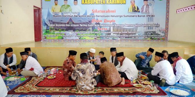 
					Persatuan Keluarga Sumatera Barat (PKSB) Kabupaten Karimun menggelar acara silaturahmi bersama Bupati Karimun Aunur Rafiq dalam rangka makan bajambau dan ucapan terima kasih atas pelaksanaan bantuan bencana alam Sumatera Barat beberapa waktu lalu.
