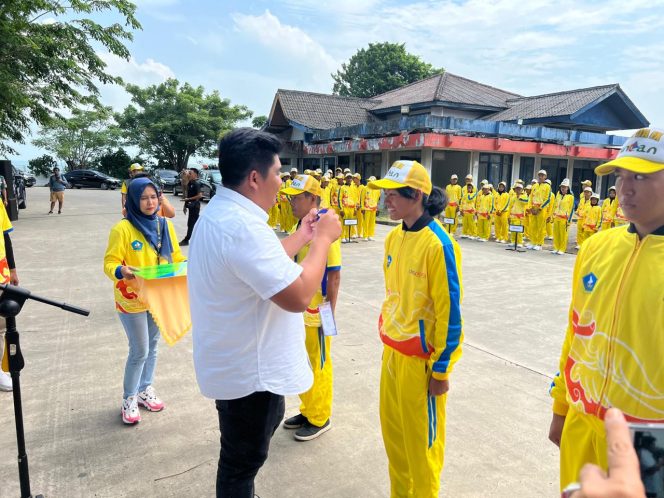 
					Bupati Bintan Roby Kurniawan ketika melepas 167 Atlit Bintan, menuju Kota Batam melaui  Kapal Roro,  di Pelabuhan ASDP Tanjung Uban. foto: Diskominfo Bintan, Senin (22/7/2024).