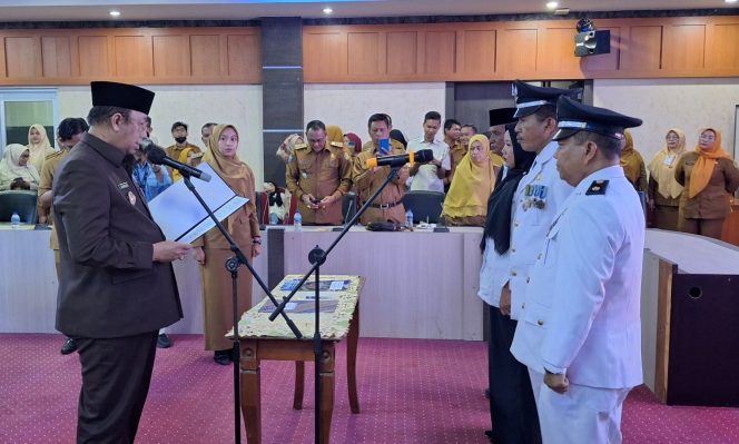 
					Wakil Bupati Karimun Provinsi Kepri Dr H Anwar Hasyim, mengukuhkan dan menyerahkan SK perpanjangan masa jabatan kepada 38 kepala desa di ruang rapat Cempaka Putih kantor Bupati Karimun, pada Senin (22/7/2024).