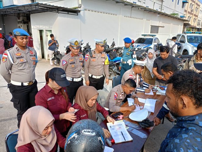 
					Petugas Satlantas Polres Bintan saat melakukan tilang kepada sejumlah pengendara yang melanggar aturan lalu lintas dalam Operasi Patuh Seligi 2024   di Km. 16 Desa Toapaya Selatan, Selasa (23/7/2024).