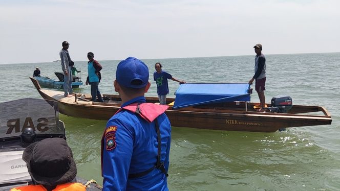 
					Satpolairud Polres Karimun bersama Tim SAR Kab. Karimun melakukan pencarian terhadap salah satu nelayan bernama Abu Bakar (44) yang dilaporkan hilang pada hari Senin (22/7/2024) sekira pukul 17.00 wib di perairan Takong Hiu Kab. Karimun Prov. Kepulauan Riau, Selasa (23/7/2024).