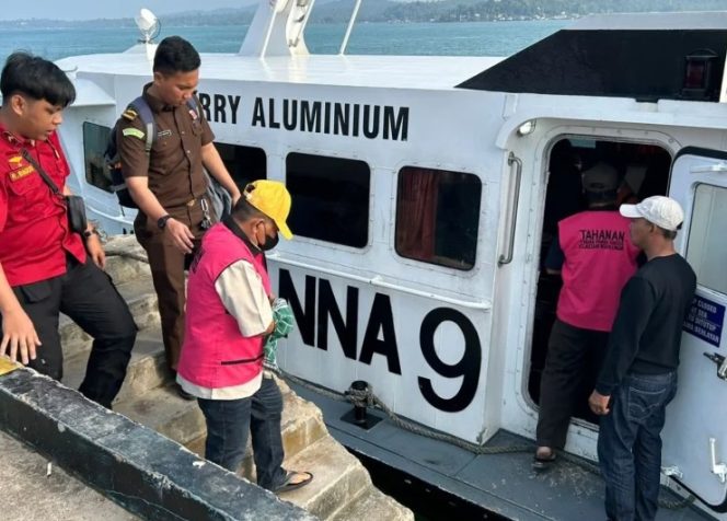 
					Dua tersangka dugaan korupsi dalam belanja hibah di KONI Lingga yakni Ketua Umum KONI Lingga dan Ketua Harian KONI Lingga dipindahkan dari Lapas Kelas III Dabo Singkep ke Rutan Tanjungpinang pada Kamis, (25/7/2024).