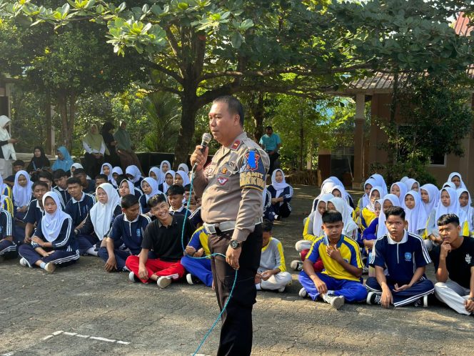 
					Kasat lantas Polres Bintan AKP Khafandi saat memberikan penyuluhan kepada pelajar SMAN 1 Teluk Bintan di lapangan sekolah tersebut, Kamis (25/7/2024).