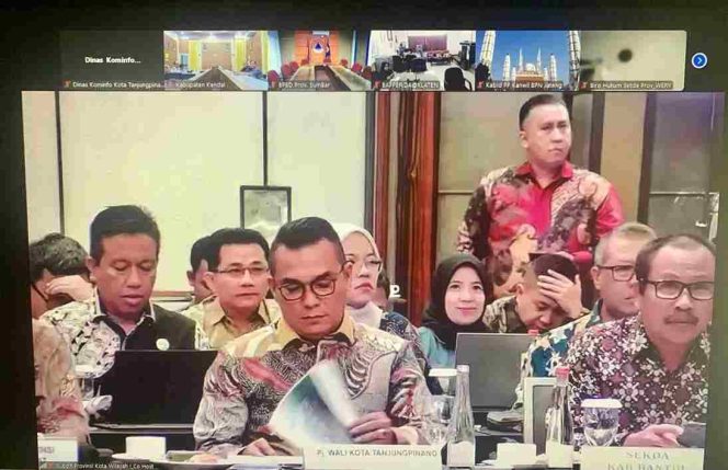 
					Pj Wali Kota Tanjungpinang, Andri Rizal, memaparkan revisi RTRW Kota Tanjungpinang tahun 2024-2044 dalam rapat koordinasi lintas sektor yang diselenggarakan Kementerian ATR/BPN, di Sheraton Grand Jakarta Gandaria City Hotel, Jakarta Selatan, Kamis (25/7/2024).