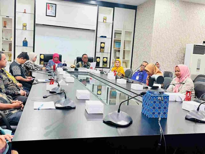 
					Pusat Pengembangan Generasi LHK, Badan Penyuluhan dan Pengembangan SDM, Kementerian LHK menggelar Verifikasi Lapangan di Ruang Rapat Kantor Wali Kota Tanjungpinang, Kamis (25/7/2024).