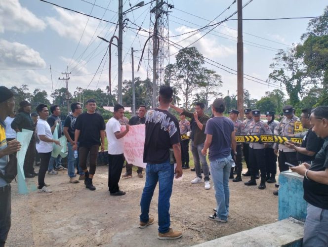 
					Ratusan warga dari aliansi masyarakat Kabupaten Lingga menggelar aksi orasi di kantor PLN Daik-Lingga pada Senin (29/7/2024).