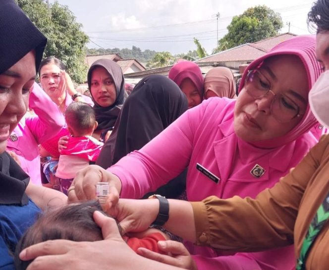 
					Wakil Ketua Bhayangkari Cabang Bintan Ny. Yani Amir didampingi tim tenaga medis kesehatan saat memberikan vaksin polio kepada salah seorang Balita didampingi orang tuanya  dilaksanakan di Posyandu Bougenville Tanjung Uban, Senin (29/7/2024).