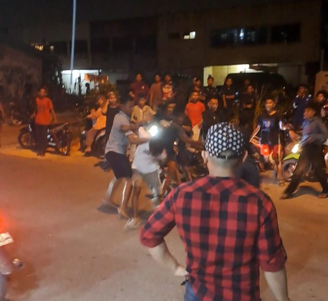 
					Sejumlah remaja berkelahi adu jotos di jalan Tanjung Sengkuang, Kecamatan Batu Ampar, Kota Batam, Senin (29/7/2024) malam.