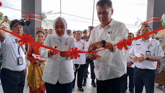 
					Kepala BMKG RI dan Bupati memotong pita sebagai tanda persemian gedung stasiun BMKB Natuna.