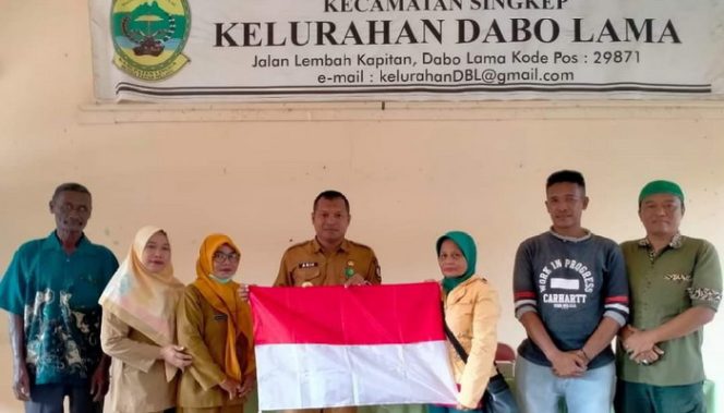 
					Lurah Dabo Lama, Kecamatan Singkep Kabupaten Lingga, Provinsi Kepri membagikan bendera merah putih, Selasa (30/7/2024).