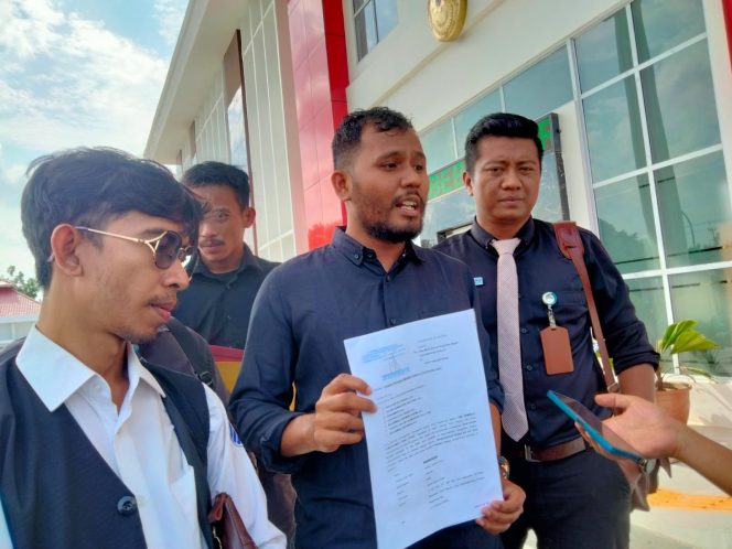 
					Tim Kuasa Hukum Keluarga korban, Herman SH, didampingi timnya,  menggelar konferensi pers usai mendaftarkan gugatan terhadap PDAM Tirta Kepri ke PN Tanjungpinang, Selasa (30/07/2024) kemarin.