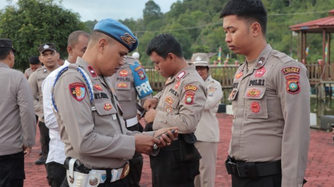 
					Propam Polres Lingga menggelar Operasi Pengawasan Disiplin dan Pencegahan Keterlibatan Anggota Polri sebagai Pemain Judi Online (Ops Gaktibplin) di Lapangan Upacara Tri Brata Polres Lingga, Senin (08/07/2024).