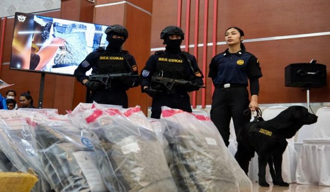 
					Petugas bea cukai menunjukkan ganja asal Thailand yang berhasil disita. Foto: Media Indonesia