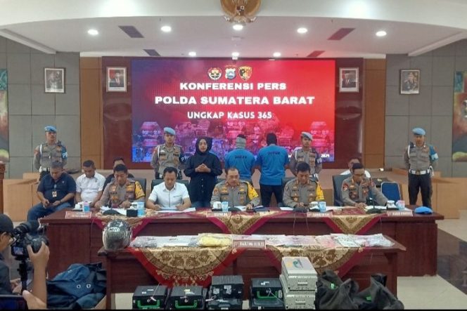 
					Kapolda Sumbar Irjen Pol Suharyono memberikan keterangan pers kepada wartawan, Rabu (28/8).