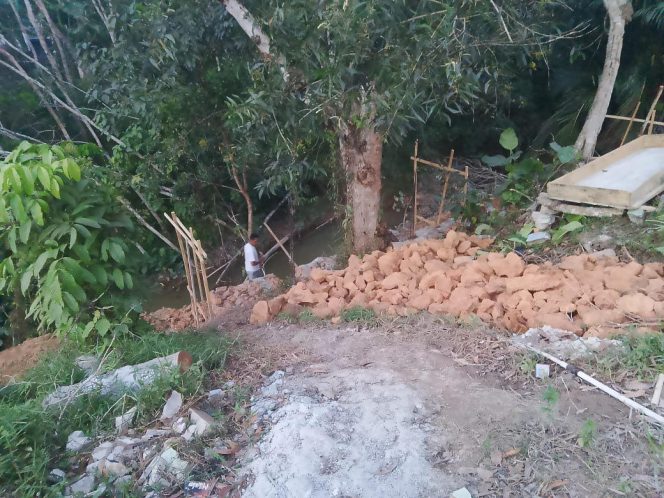 
					Proyek Pembangunan Batu Miring di Desa Bukit Belah Tanpa Papan Plang