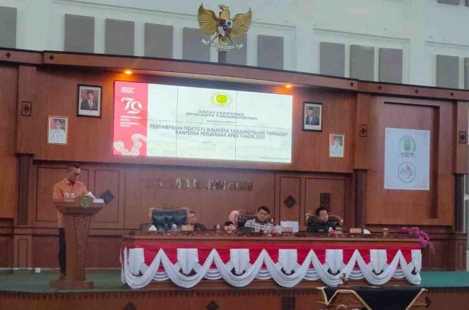 
					Pj Wali Kota Tanjungpinang Andri Rizal menyampaikan ranperda perubahan APBD 2024 ke DPRD Kota Tanjungpinang dalam rapat paripurna, Kamis (15/8)/2024)