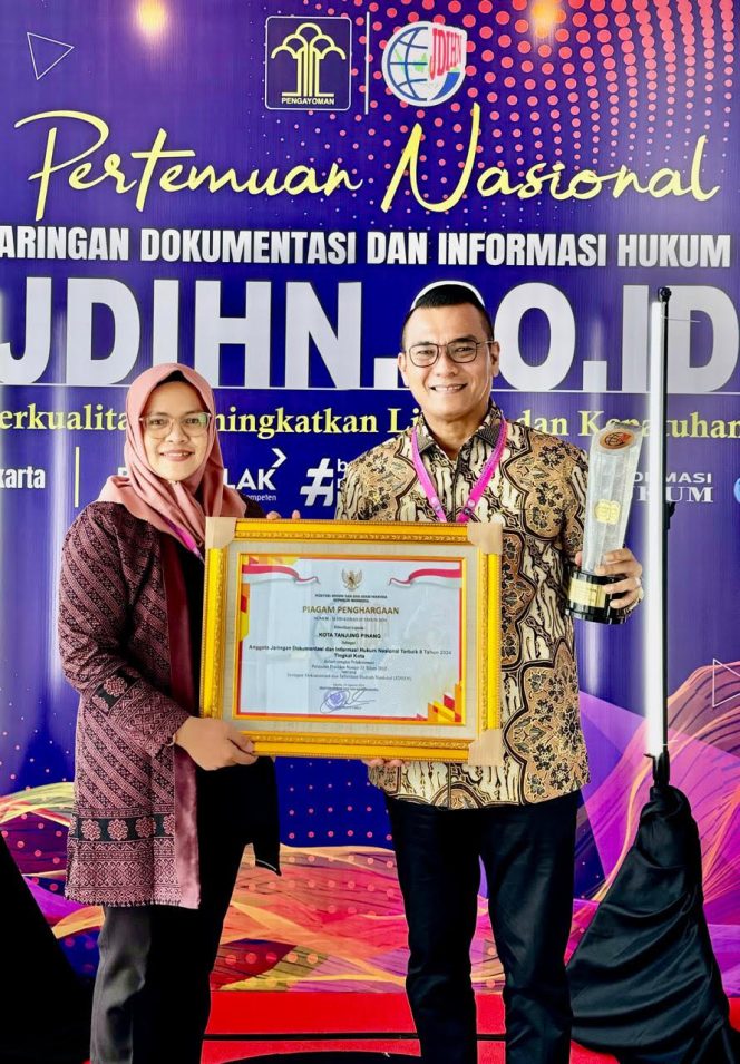 
					Pj Walikota Tanjungpinang Andri Rizal bersama Kabag Hukum Pemko Tanjungpinang, Lia Adhayatni saat menerima JDIHN Awards 2024
