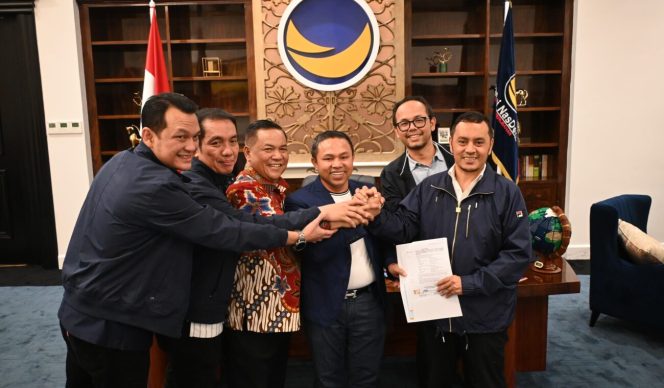 
					Calon pasangan Gubernur dan Wakil Gubernur Provinsi Riau Abdul Wahid dan SF Hariyanto mendaftarkan diri ke kantor Komisi Pemilihan Umum (KPU) Provinsi Riau
