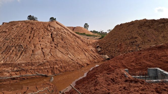 
					Pemotongan bukit yang dilakukan untuk pembangunan PDN Kemenkominfo yang menyebabkan laut tercemar di Kota Batam. Foto : Yogi Eka Sahputra/Mongabay Indonesia