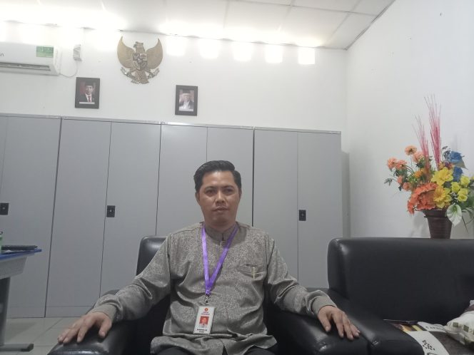 
					Kepala sekolah Putera Batam, Ari Wahyudi