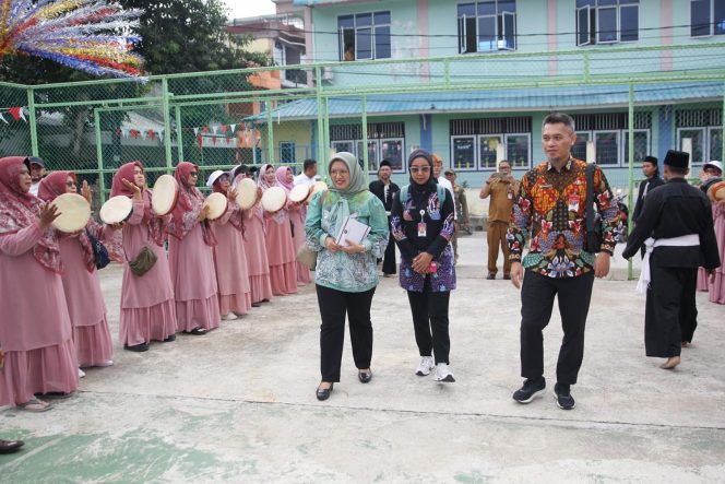 
					Tim Penilai Kelurahan Berprestasi Tingkat Regional Tahun 2024 dari Kementrian dalam Negeri Republik Indonesia melaksanakan tahapan penilaian klarifikasi lapangan di Fasum RW 4 Perum GMP, Kelurahan Tanjung Sengkuang, Senin, (26/8).