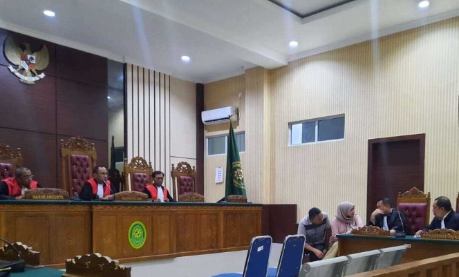 
					Sidang vonis perkara korupsi dana hibah APBD 2022 di KONI Kabupaten Karimun dengan terdakwa Rosita binti Sinuk sebagai Bendahara KONI dan Melli bin Darwis sebagai staf KONI di Pengadilan Tipikor pada PN Tanjungpinang, Selasa (20/08/2024)