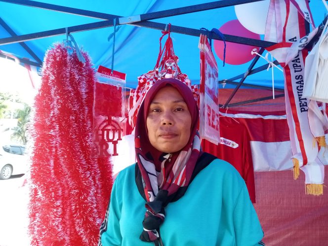 
					Afni, Seorang penjual bendera di Batu Aji,Kota Batam