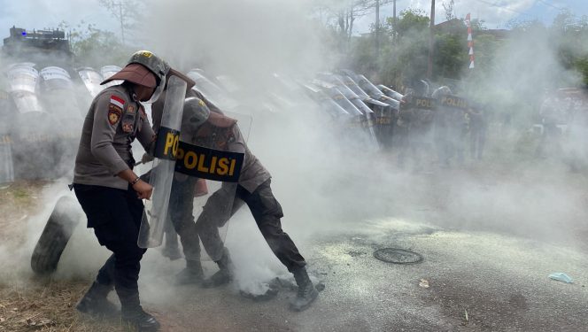 
					Simulasi Pengamanan Pilkada oleh Polres Bintan dan Batalyon B Satbrimobda Polda Kepri dalam rangka pengamanan Pilkada serentak tahun 2024 di kantor KPUD Bintan di Ceruk Ijuk, Senin (12/8/2024).