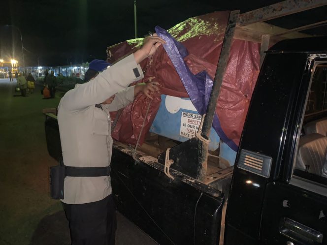 
					Personil Polres Lingga saat memeriksa mobil pengangkut barang di Pelabuhan Roro Jagoh