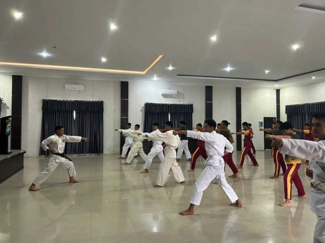 
					Personil Polres Lingga saat melakukan latihan bela diri kepolisian di Lapangan Gedung Endra Dharma Laksana Rabu, (21/8/2024)