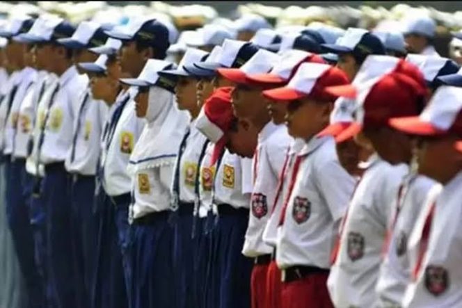 
					Siswa SD dan SMP mengikuti upacara bendera