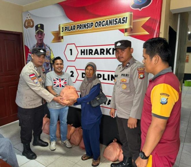 
					Ketua PMII Kabupaten Lingga, Purwadi SE didampingi petugas kepolisian memberikan bantuan Sembako kepada masyarakat yang membutuhkan.  (Foto-istimewa)