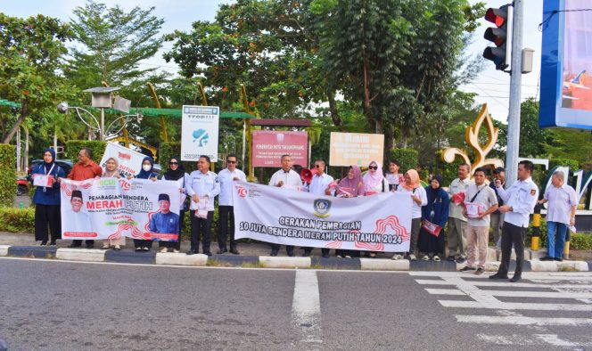 
					Bakesbangpol Kepri bersama ICMI Orda Kota Tanjungpinang melakukan kegiatan pembagian bendera merah putih kepada masyarakat Tanjungpinang di lapangan Pamedan Tanjunpinang, Rabu (31/7/2024).