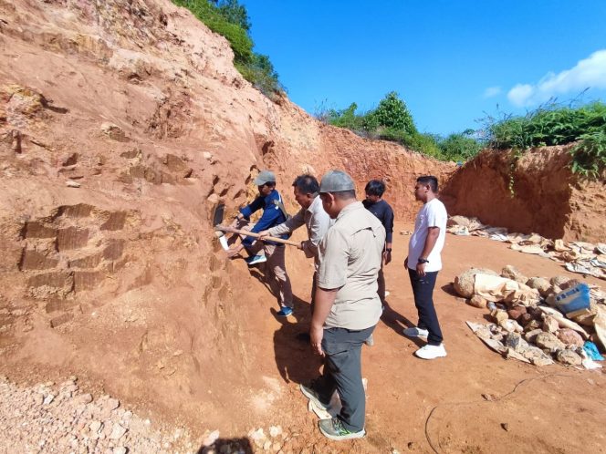 
					Kalak BPBD Kabuaten Natuna mendamping Tim Geologi melaksanakan survei.