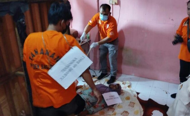 
					Rekonstruksi kasus pembunuhan Nelwina Tanjung (22) dilaksanakan di Ruko Pasar Sagulung Blok E Nomor 11 pada jumaat (2/8/2024). Foto: Nauval/HarianHaluanKepri