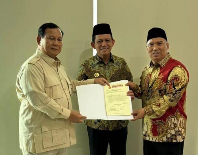 
					Ketua Umum Gerindra sekaligus Presiden Terpilih Pemilu 2024, Prabowo Subianto menyerahkan rekomendasi dukungan secara langsung bagi pasangan calon Gubernur dan Wakil Gubernur Kepri, Ansar Ahmad dan Nyanyang Haris Pratamura.