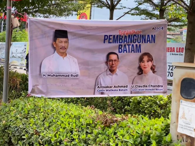 
					Spanduk dukungan dari H. Muhammad Rudi untuk pasangan Amsakar Achmad dan Li Claudia Chandra di Pilwako Batam 2024 bertebaran di sejumlah ruas jalan, Minggu (4/8/2024).