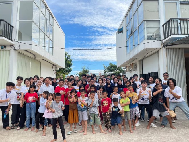 
					Mahasiswa ospek kelompok Lingga Island 3 UIB mengunjungi Yayasan Sharon Ministry Batam dan Gereja Bethel Indonesia pada Minggu (5/5/2024).